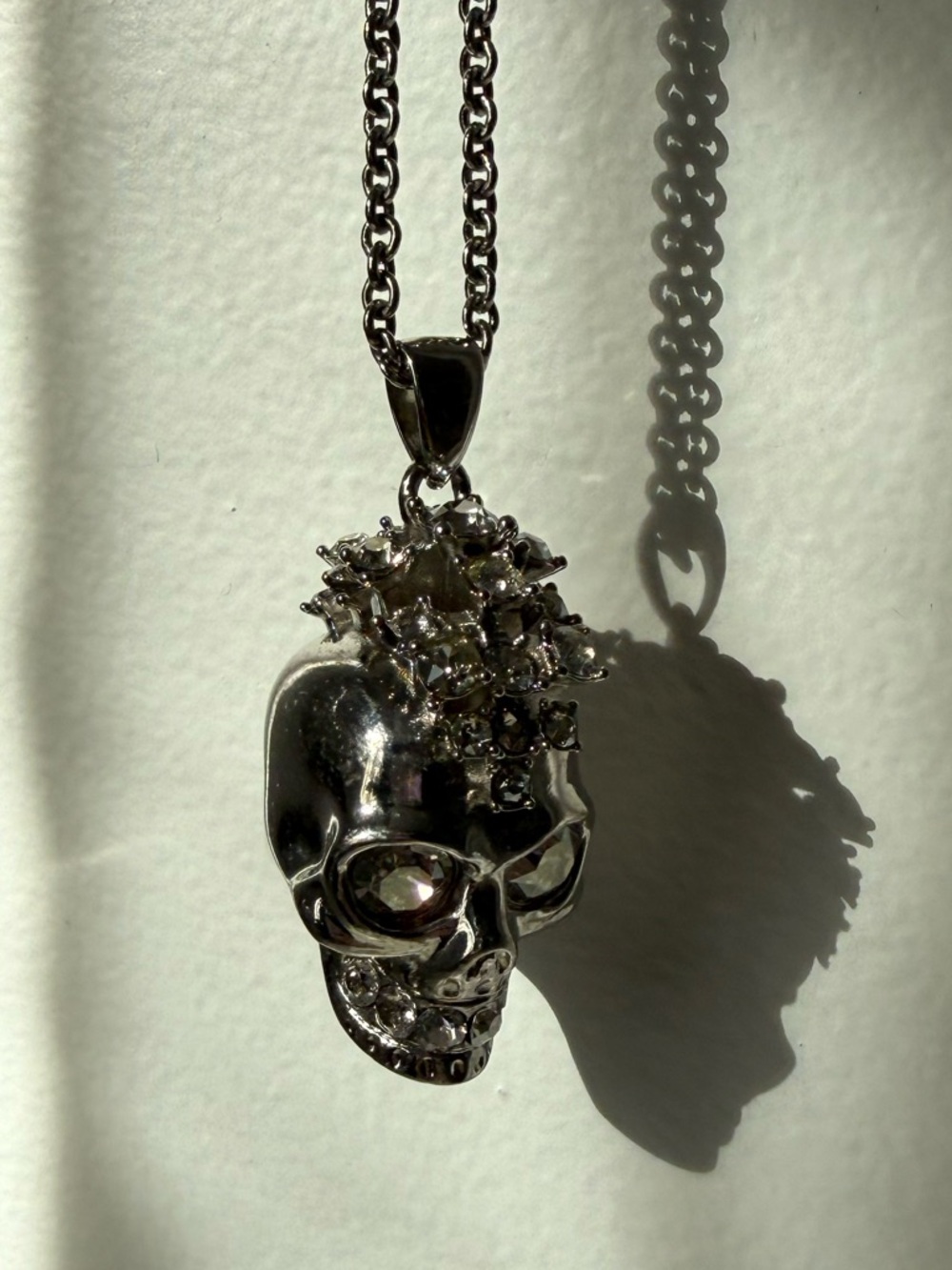 Alexander McQueen Silver Crystal Mohawk Skull Pendant Necklace - Picture 4 of 7